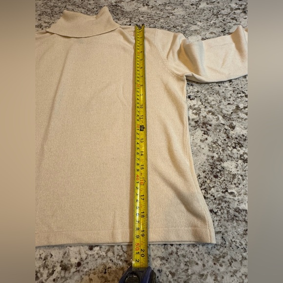 Chic Cream Turtleneck Cashmere Sweater - Picture 3 of 7